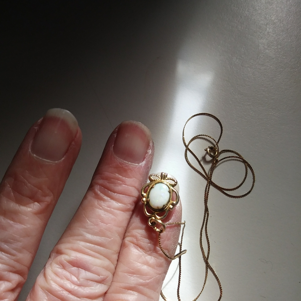 Elegant 12kt Gold Filled Opal Pendant Necklace - Picture 4 of 5